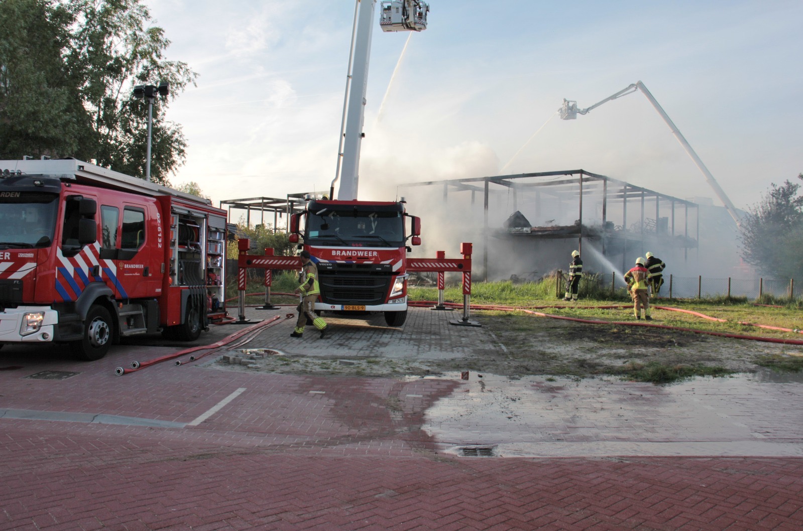 Brandweer druk bezig met nablussen na grote brand