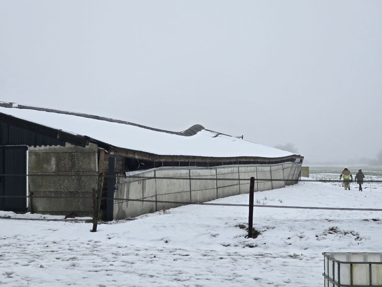 Dak van schuur deels ingestort door sneeuwbelasting in Ryptsjerk