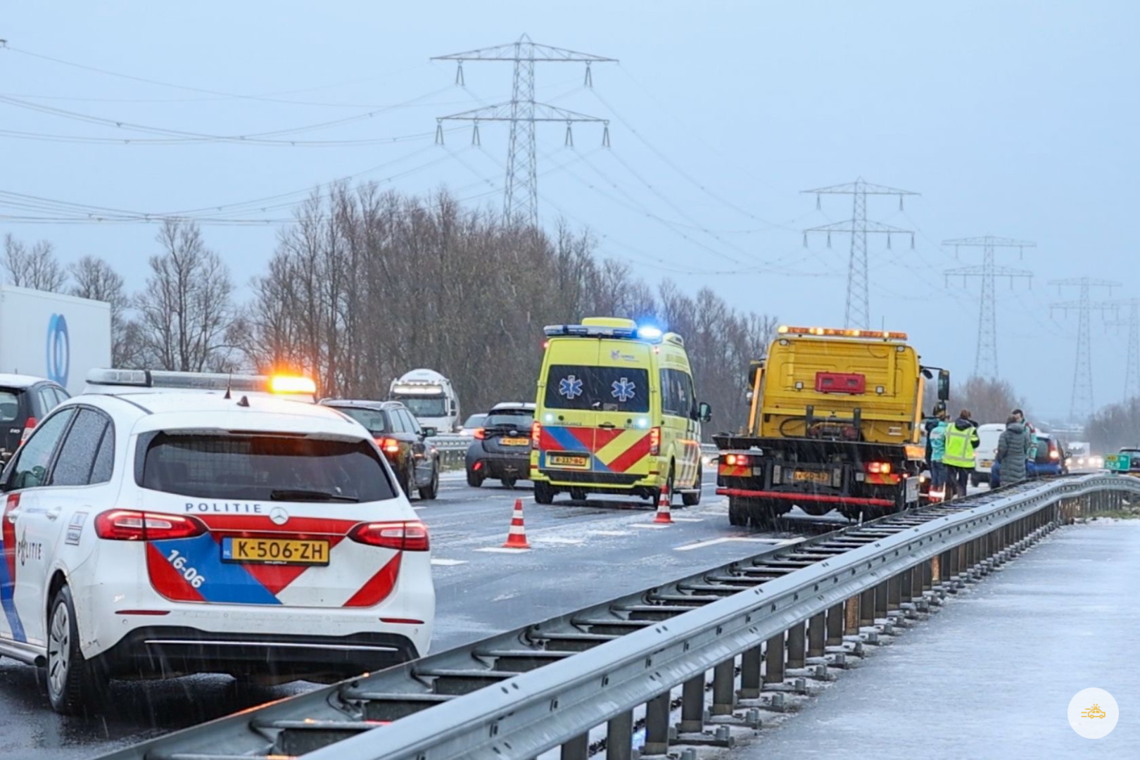 Automobilist botst tegen vangrail door gladheid