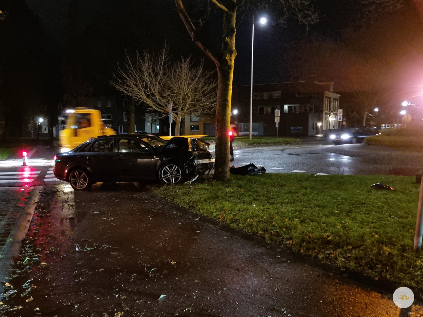 Automobilist botst tegen boom vlakbij de Jumbo
