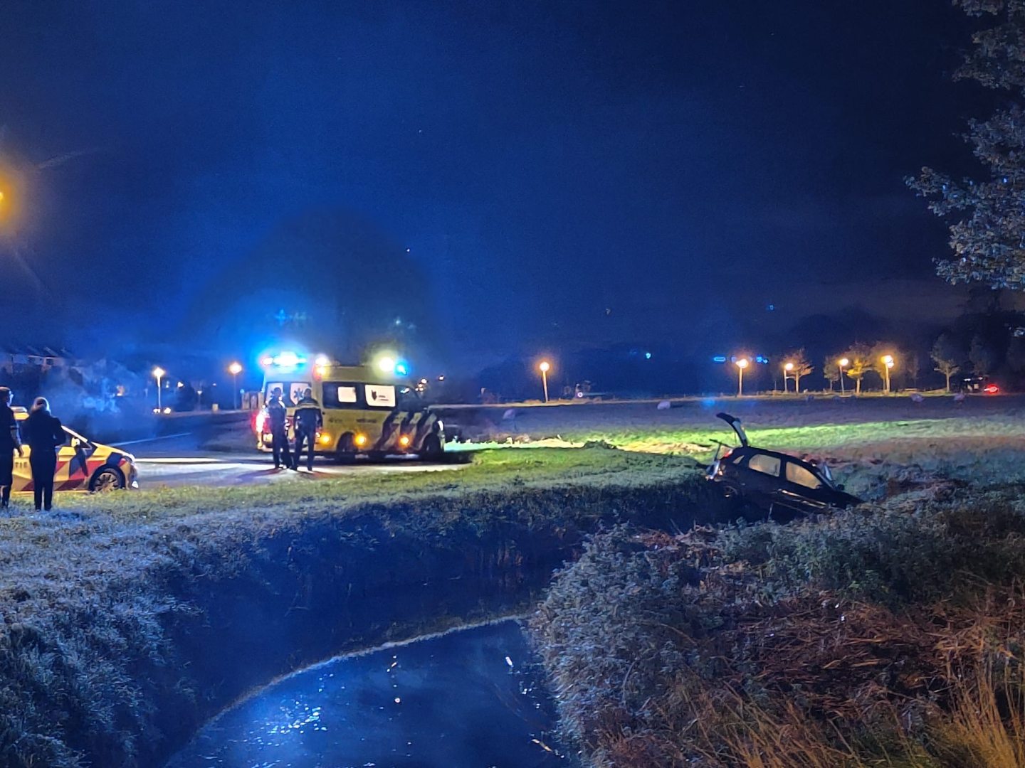 Bestuurder rijd de sloot in