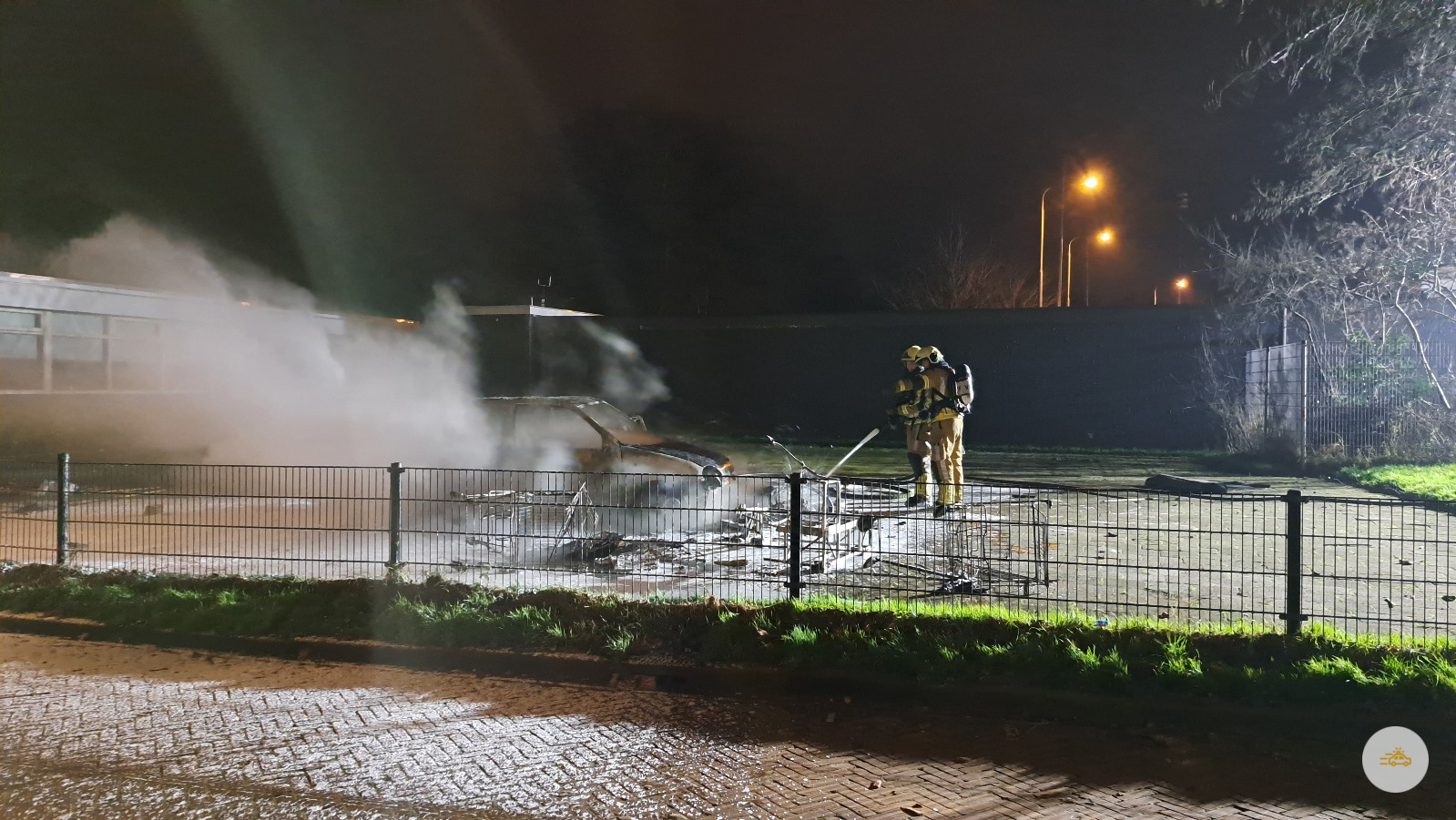 Auto en afval in de brand op oudejaarsavond