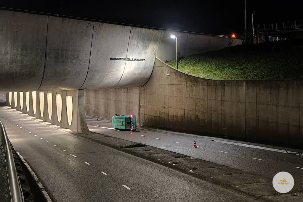 Bestelbusje op de zijkant in aquaduct