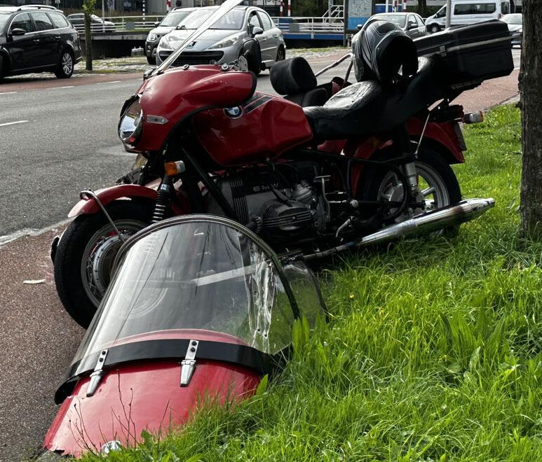 Auto en motor botsen op de Westersingel