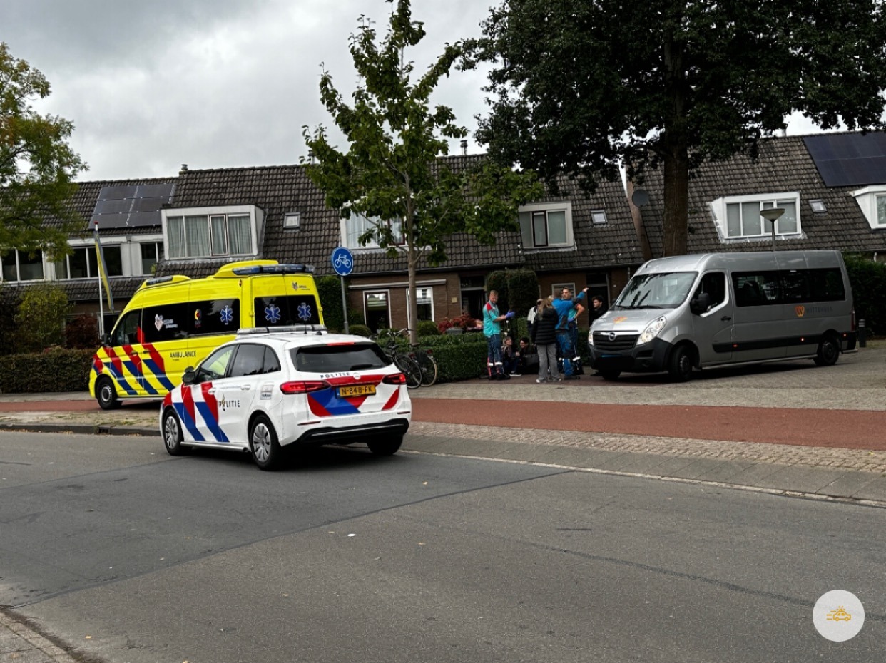 Bedrijfsbus en elektrische longboarder in botsing