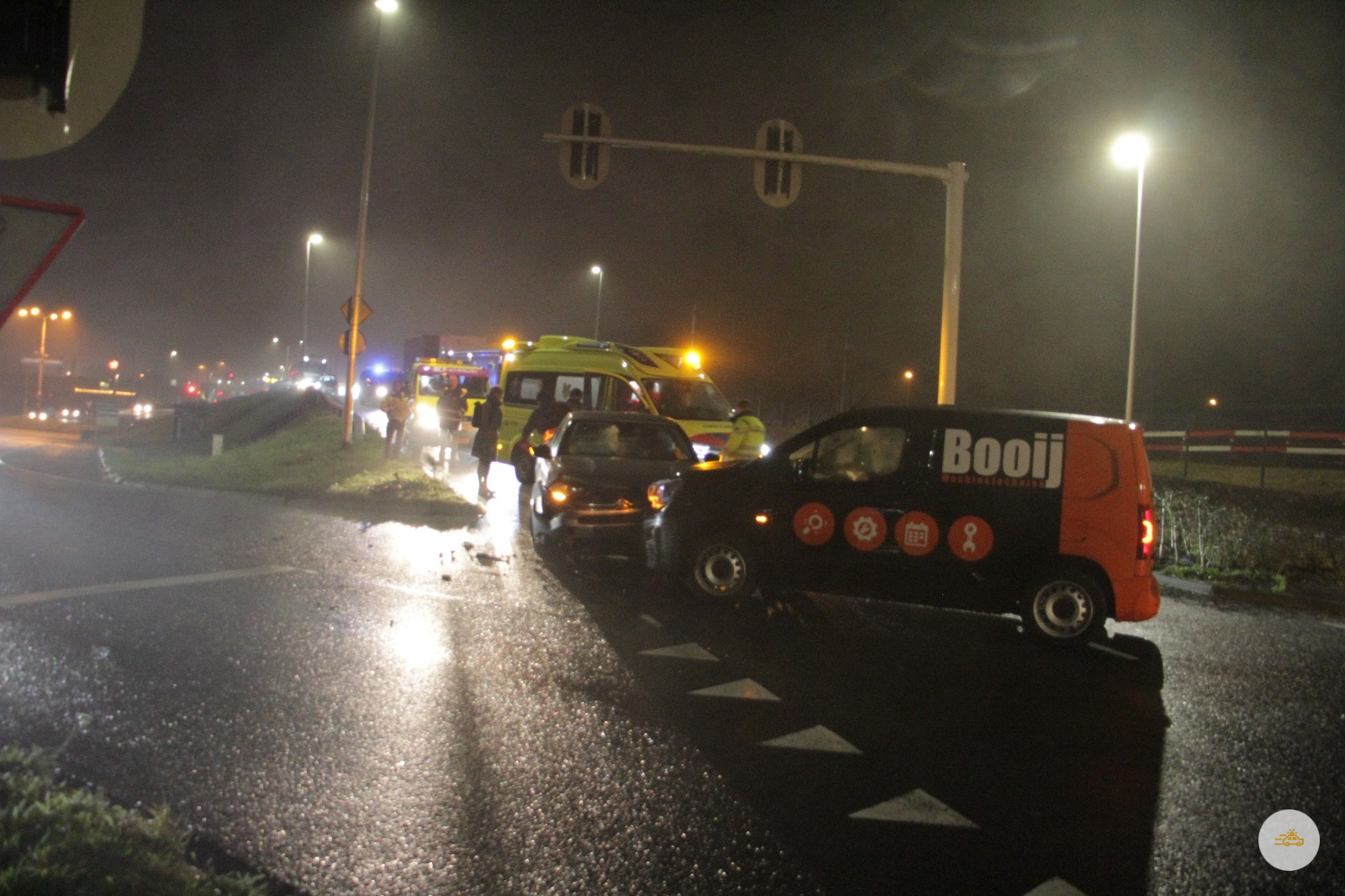 Frontale botsing tussen bedrijfsbus en auto