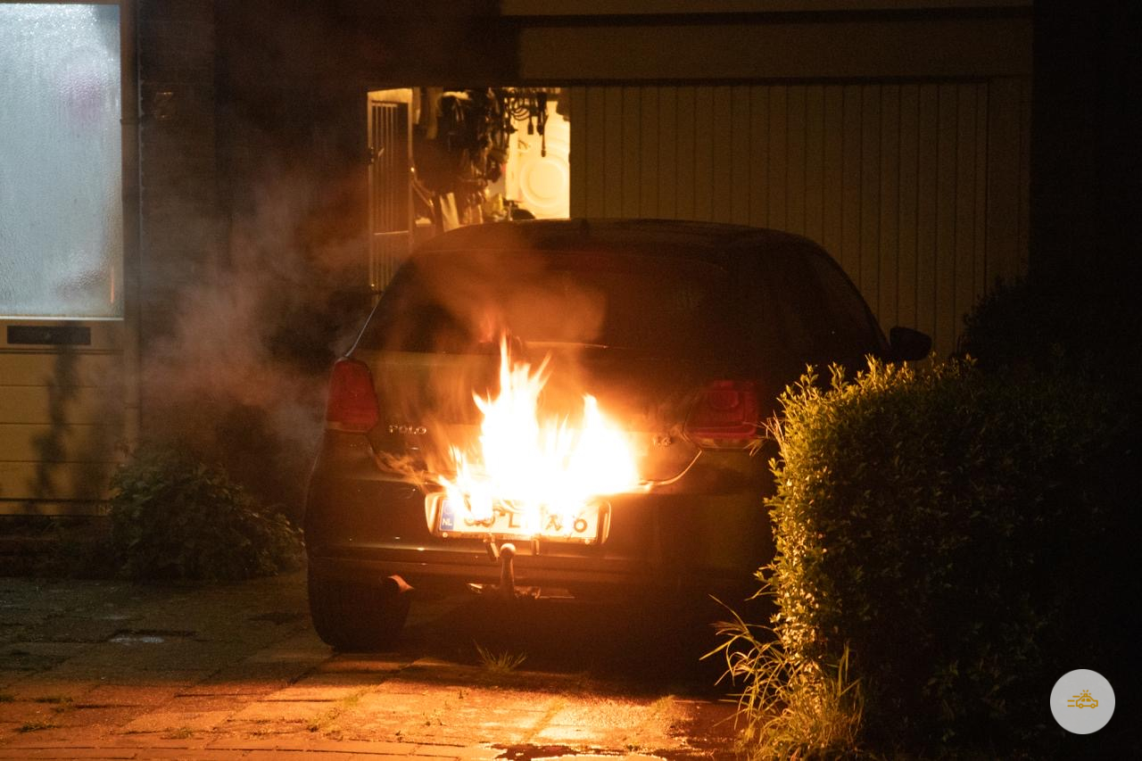 Auto in brand gestoken en raam ingegooit