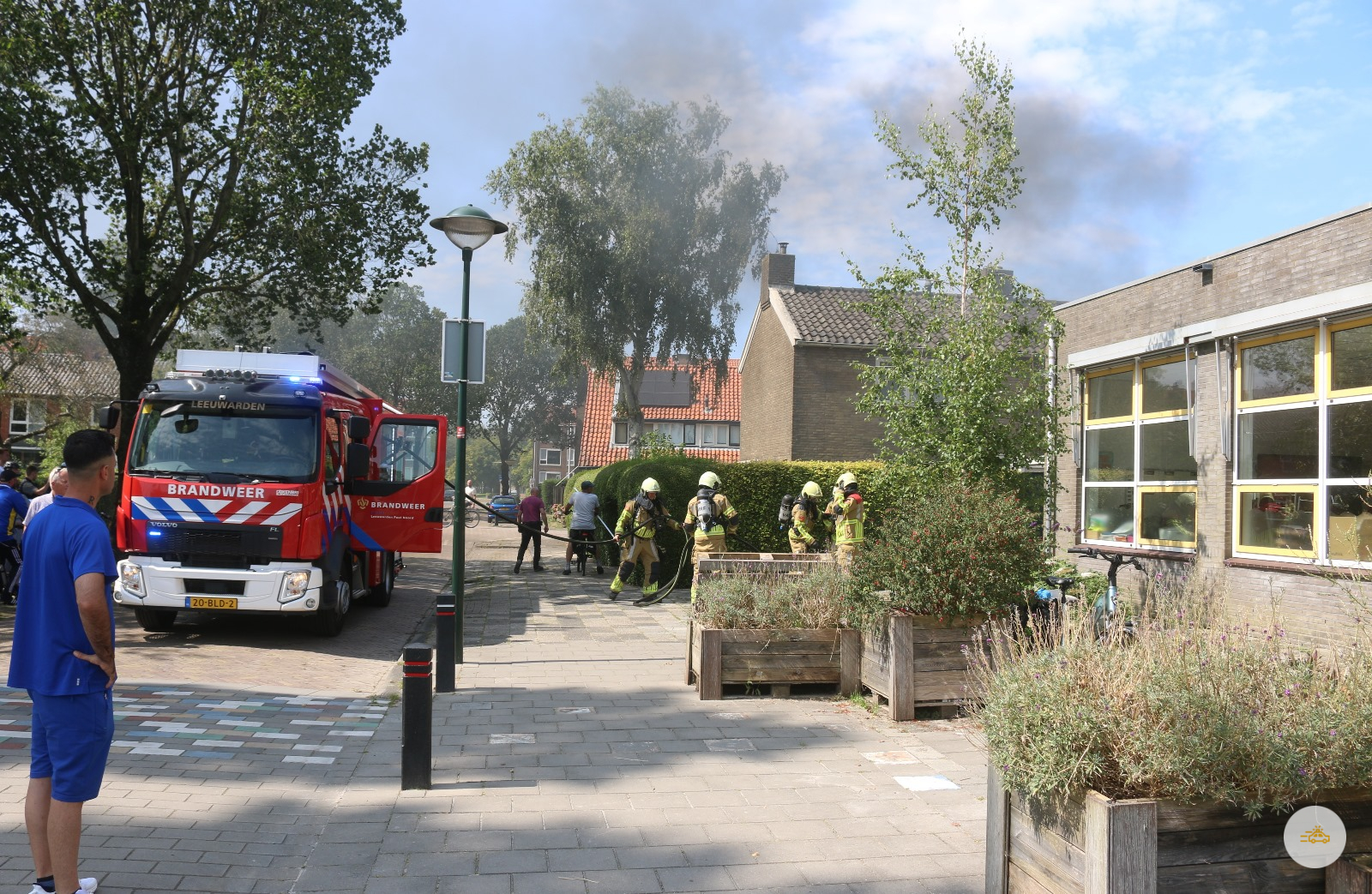 Brandweer blust brand in schuur