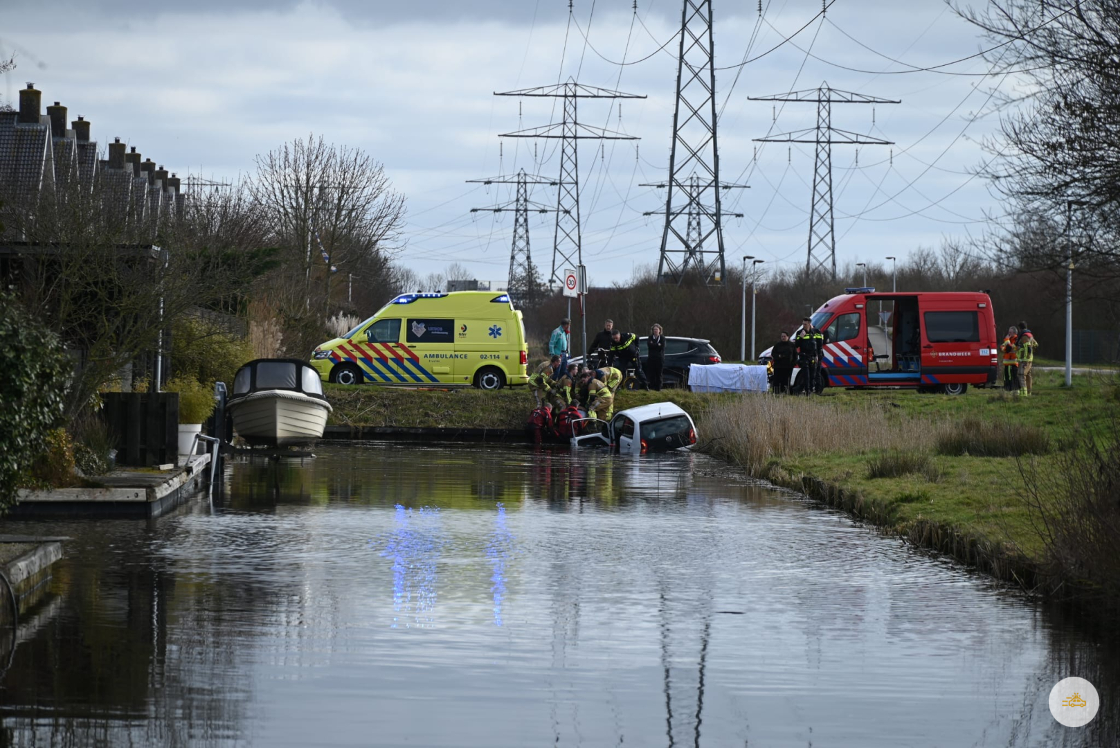 Automobilist rijdt in Goutum de sloot in