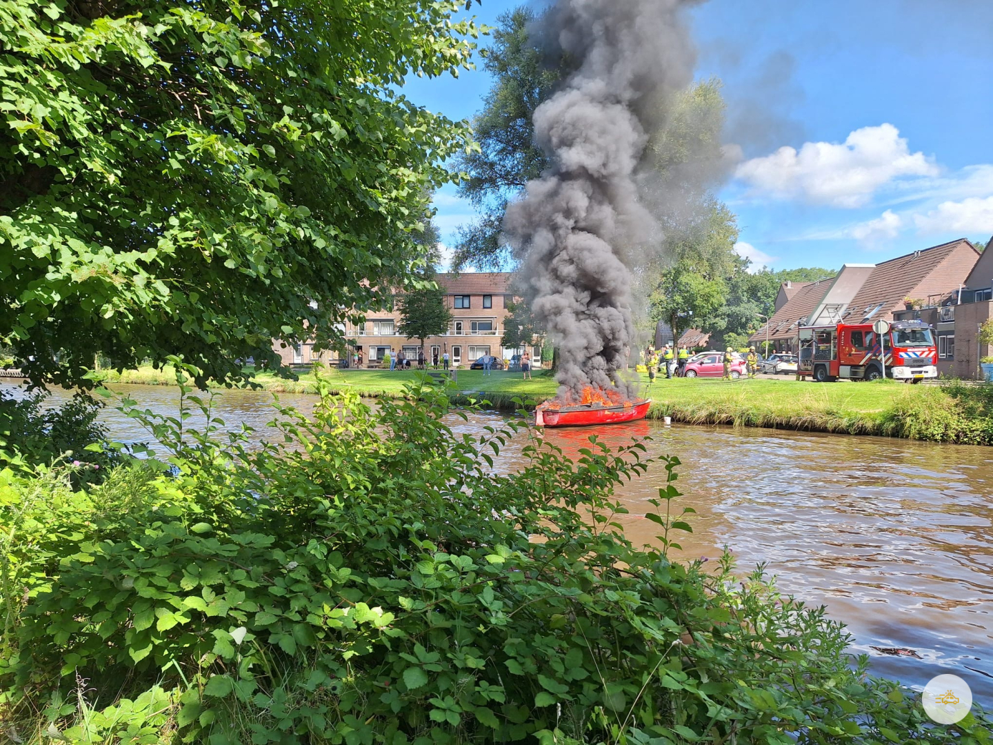 Zeilboot uitgebrand in de Dokkumer Ee