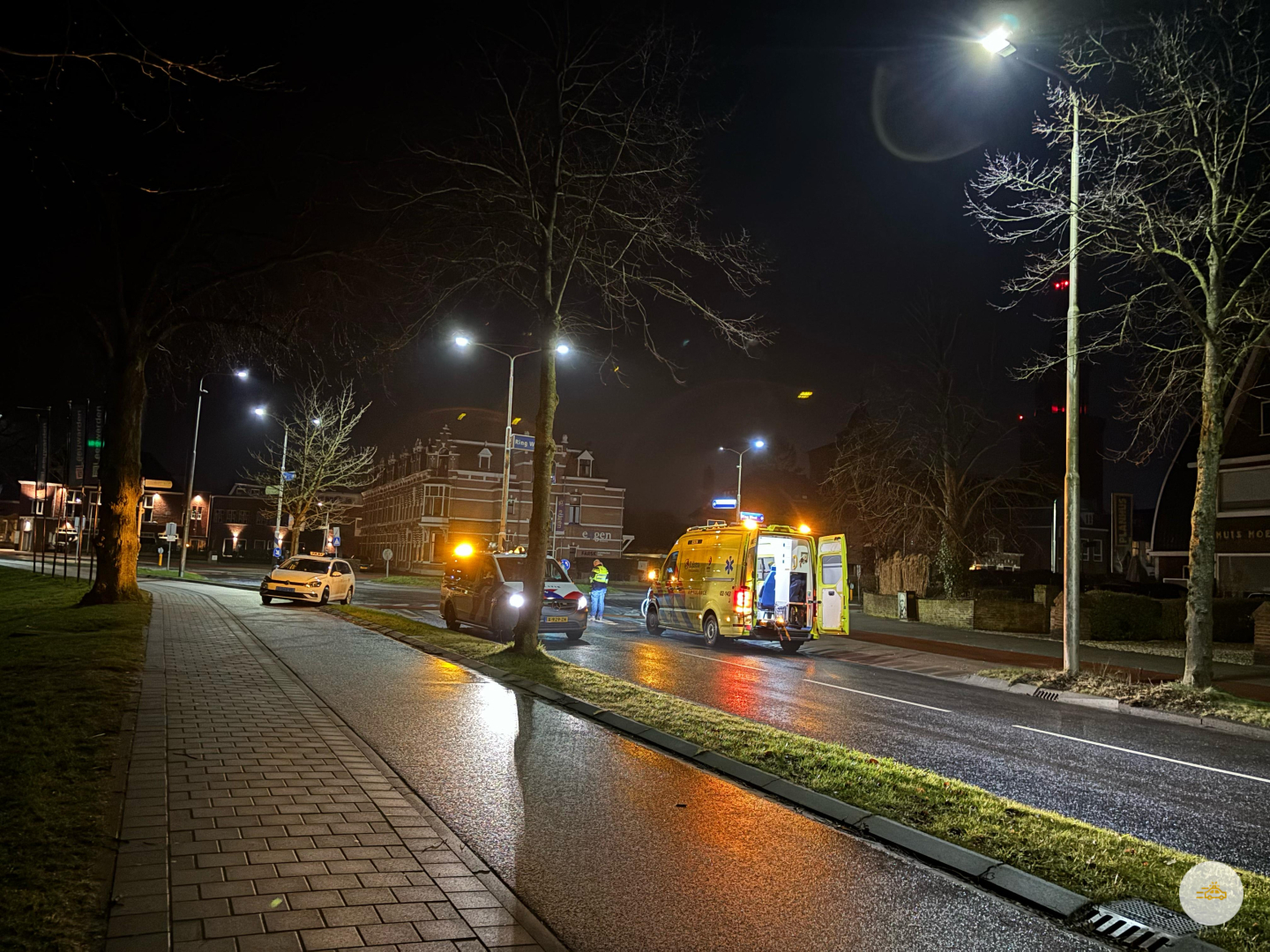 Taxichauffeur ziet fietser over het hoofd op de rotonde bij Us Mem