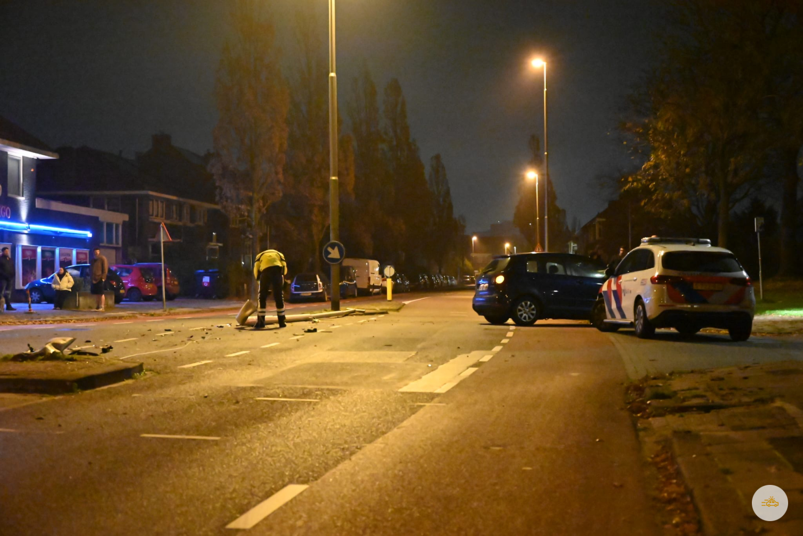 Bestuurder met drank op achter het stuur rijdt lantaarnpaal uit de grond
