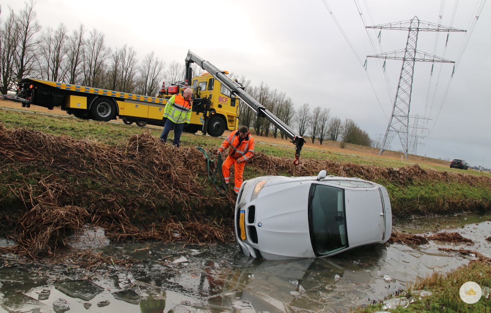 Auto in de sloot bij afrit Waldwei N31