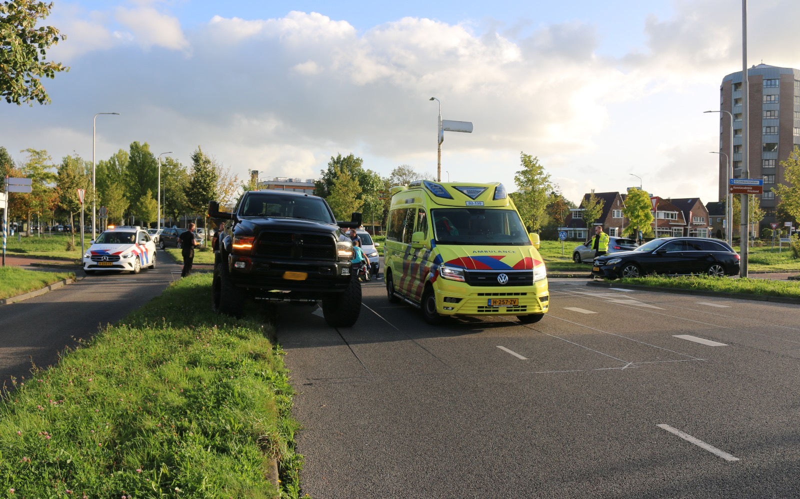 Fietser botst tegen Pick-up truck