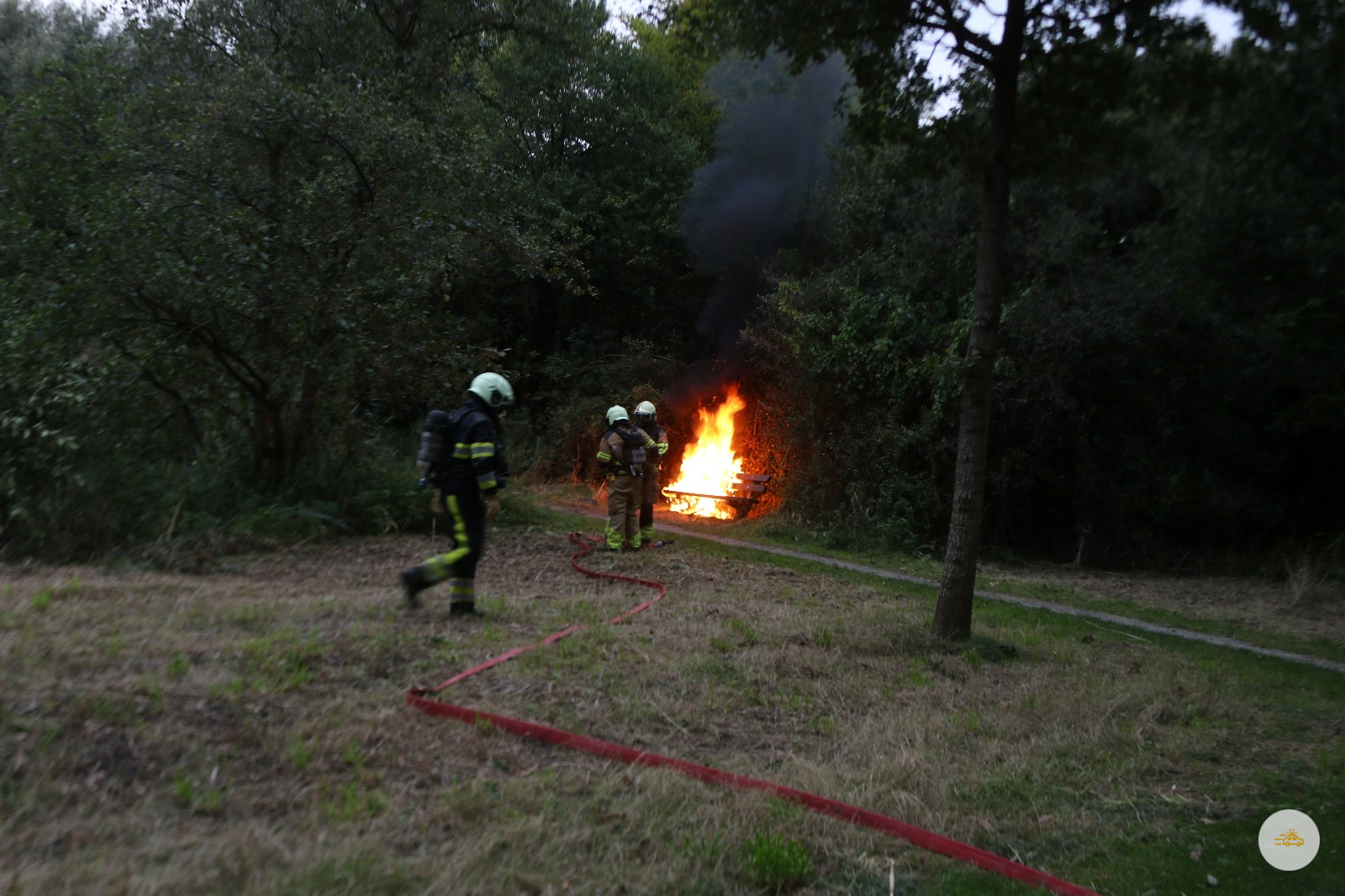 Bankje in brand gestoken in het bos