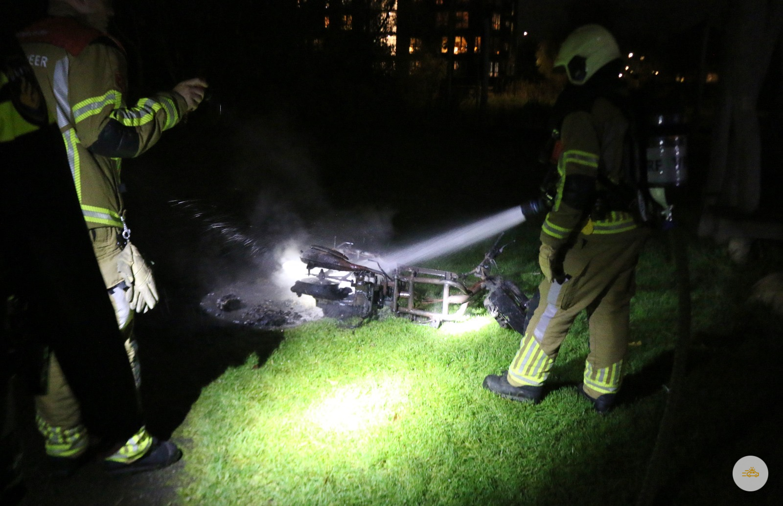 Benzine scooter in de brand in speeltuin