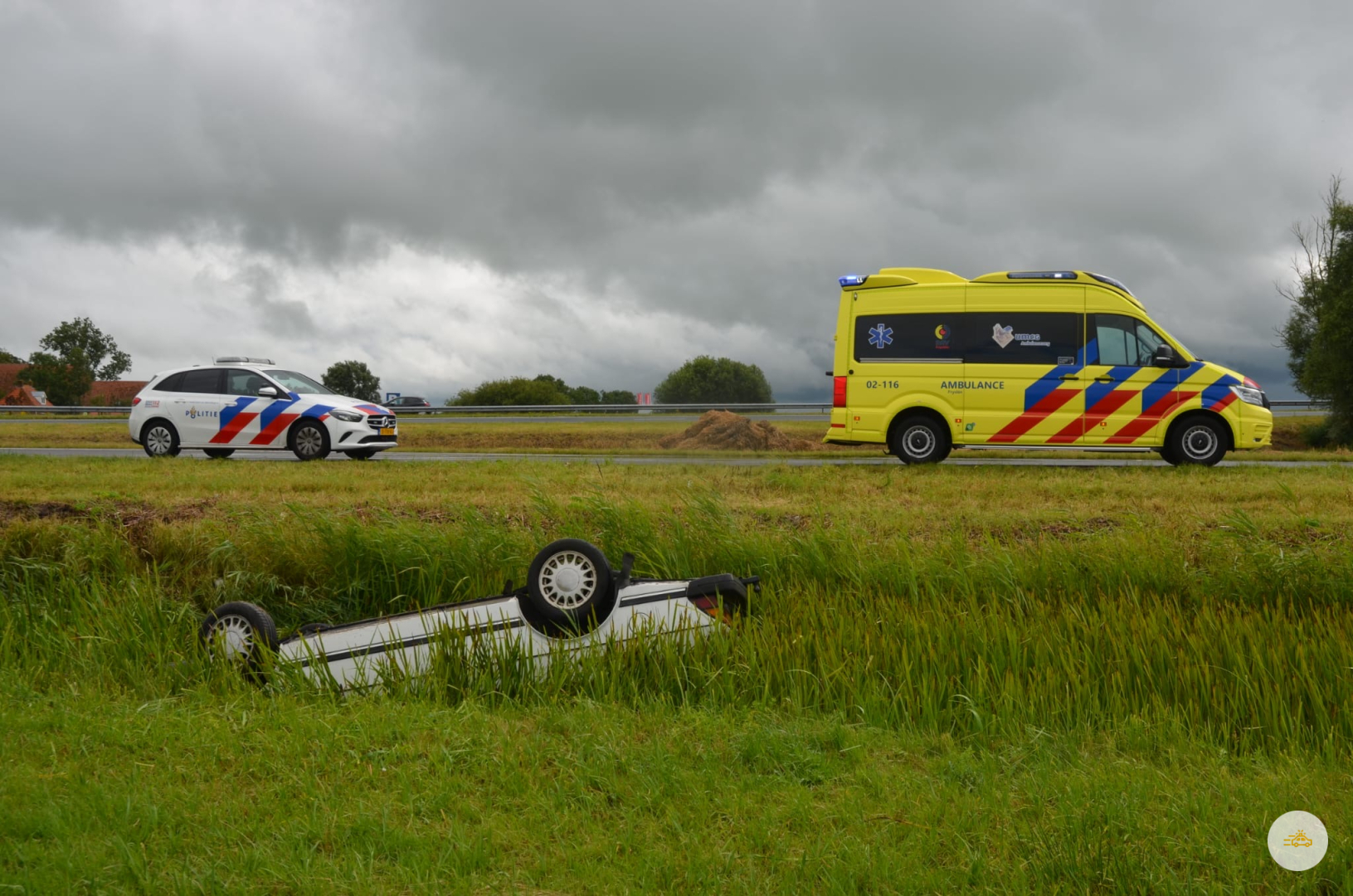 Auto belandt op de kop in de sloot