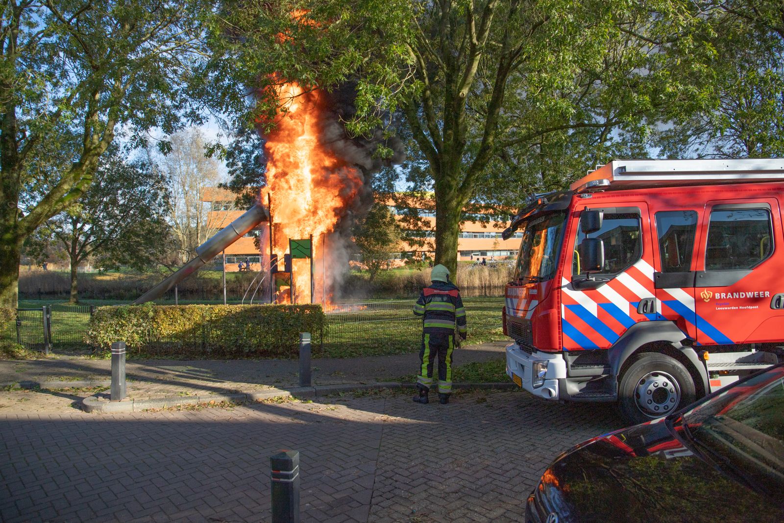 Speeltoestel in brand gestoken