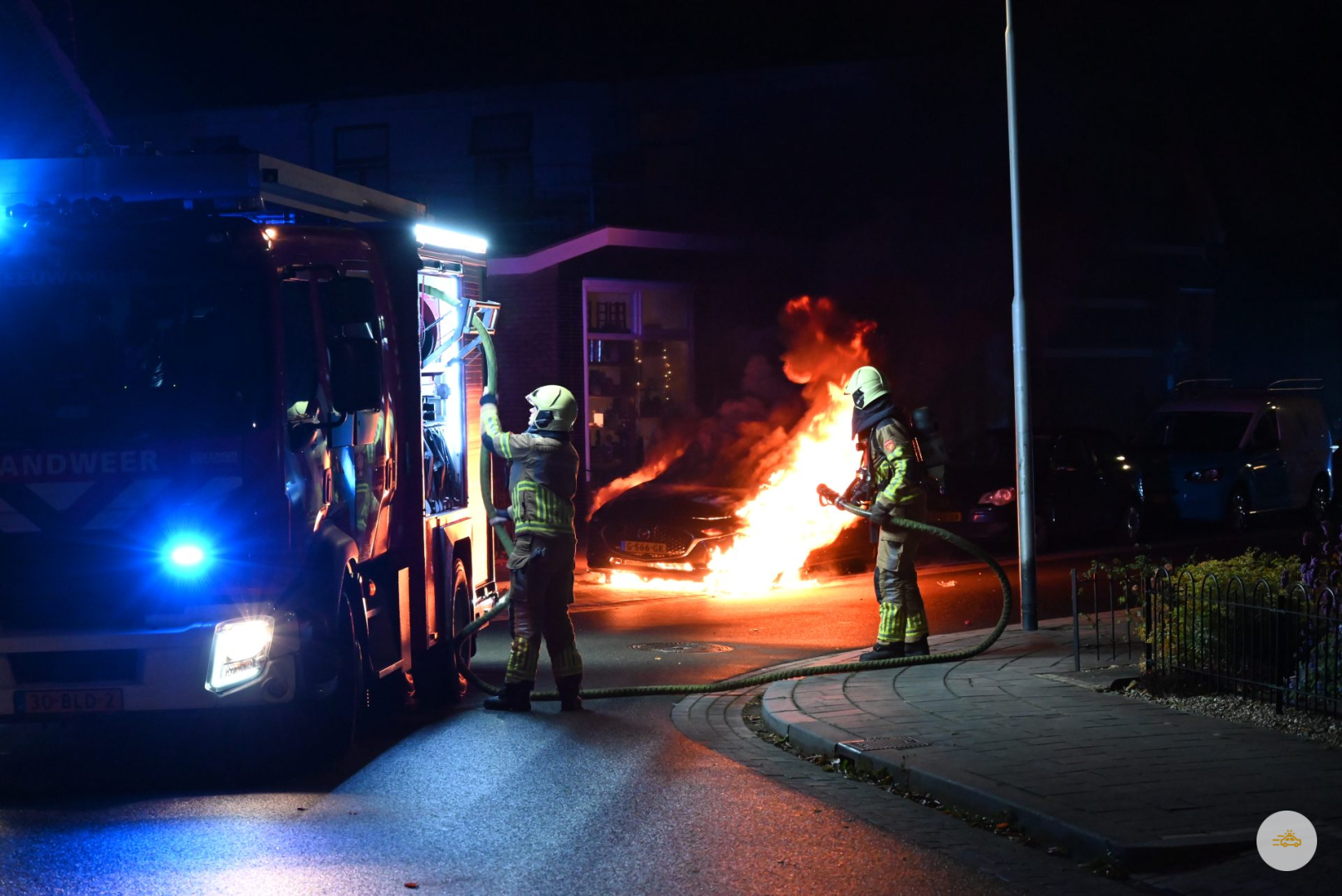 Brandweer druk met twee autobranden tegelijk