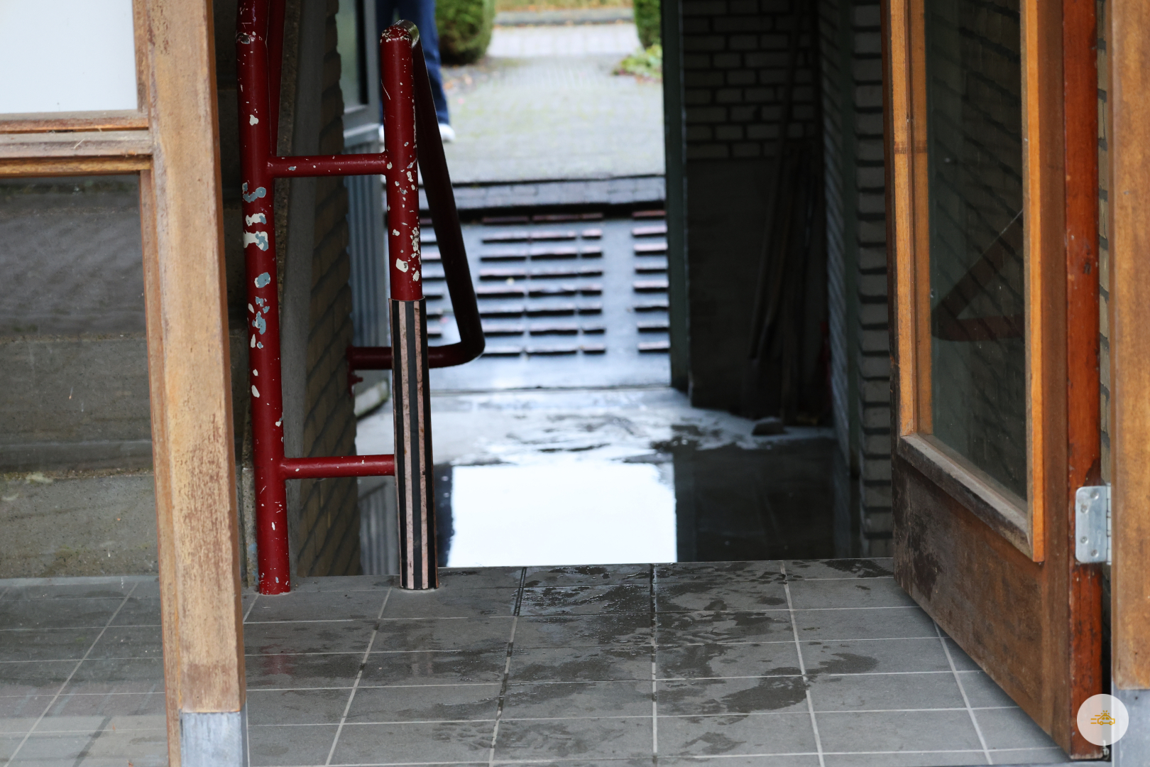 Gesprongen waterleiding zorgt voor ondergelopen hal