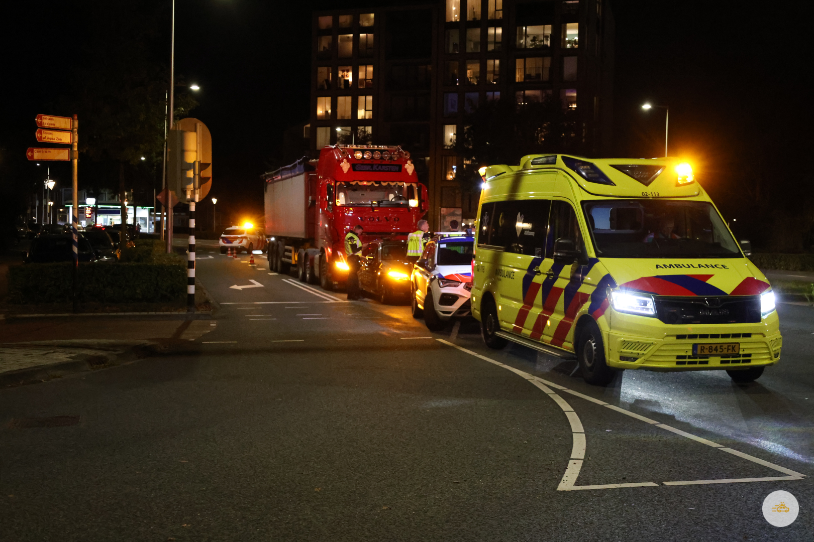 Vrachtwagen en BMW komen in botsing bij de verkeerslichten
