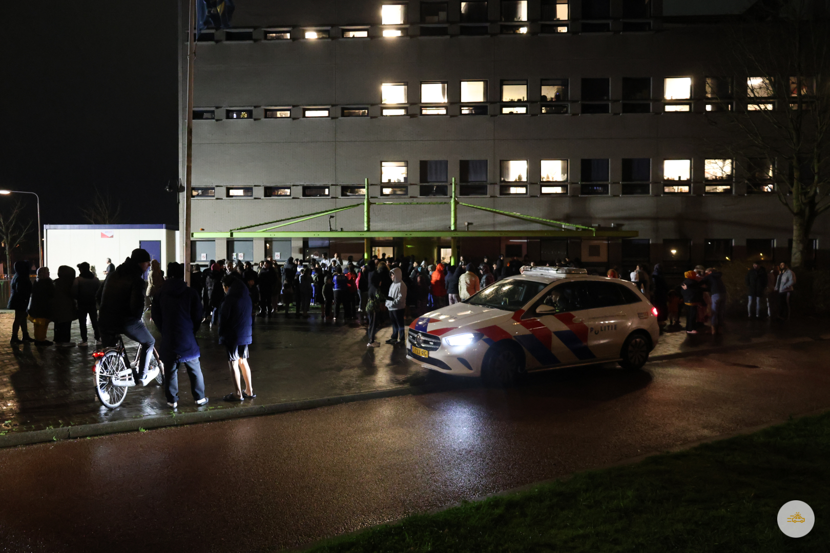 Vuurwerk zorgt voor brandweer inzet in noodopvang aan de Heliconweg