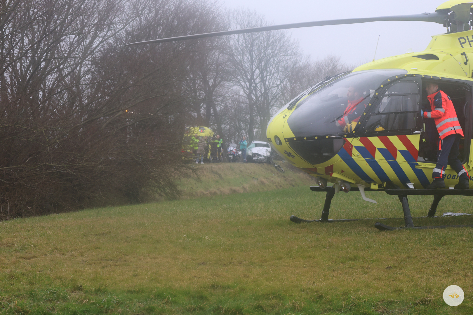 Automobilist raakt meerdere bomen en raakt ernstig gewond