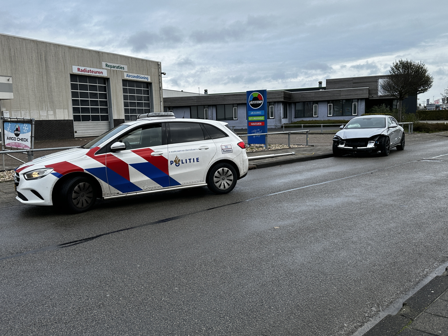 Automobilist rijd lantaarnpaal uit de grond op industrieterrein
