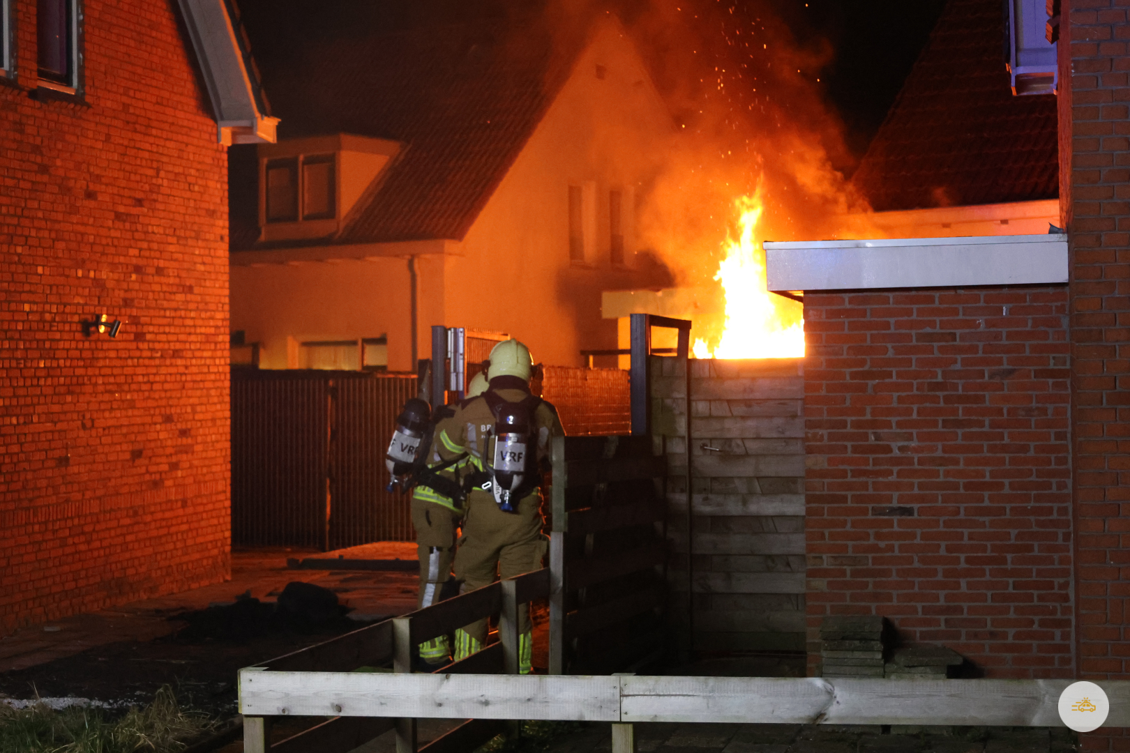 Schuur in de brand achter woning