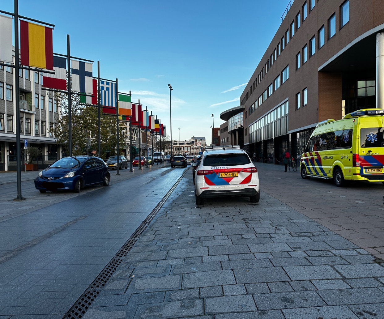 Twee auto’s in botsing voor het station