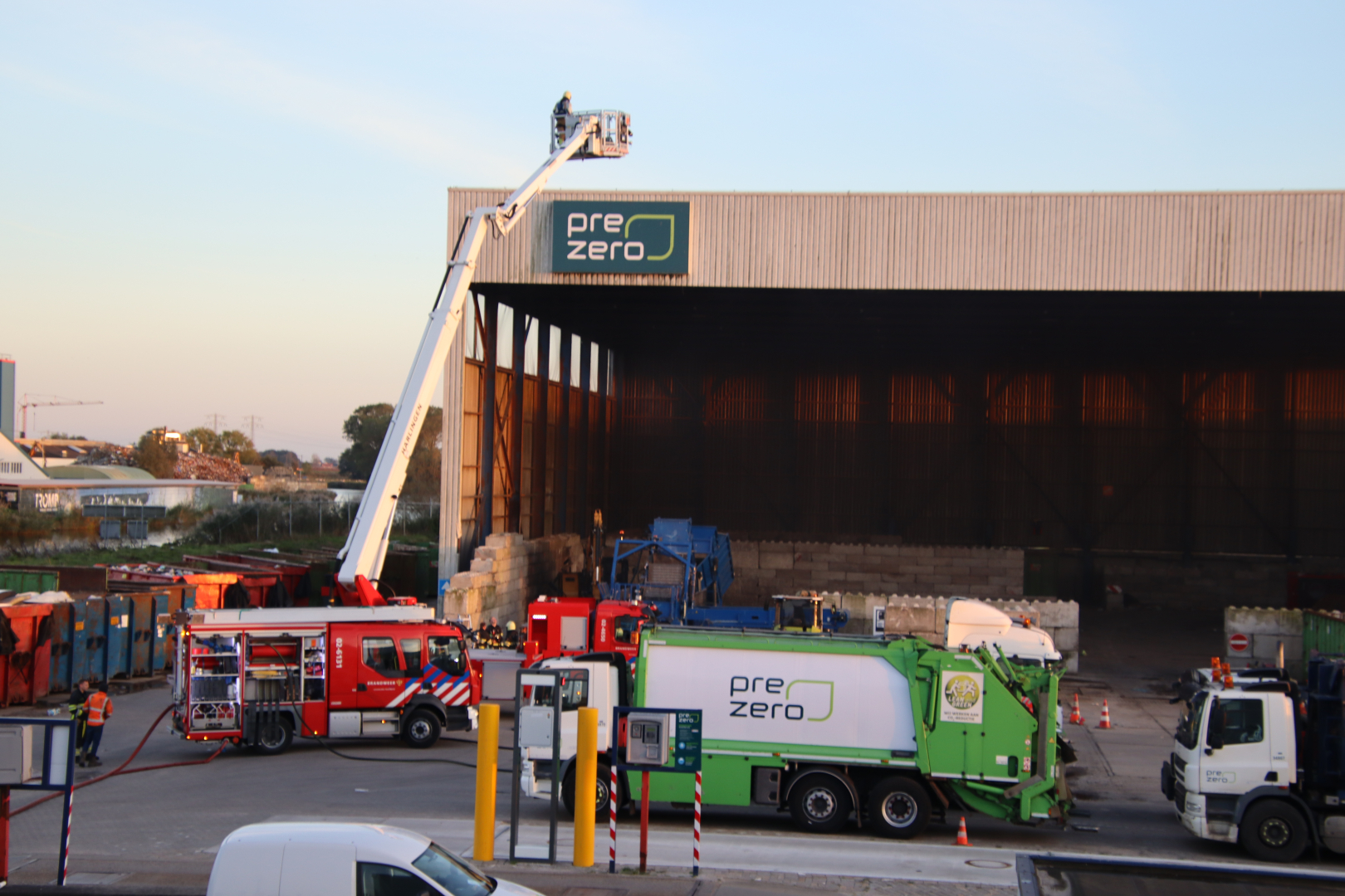 Graafmachine uitgebrand in Loods