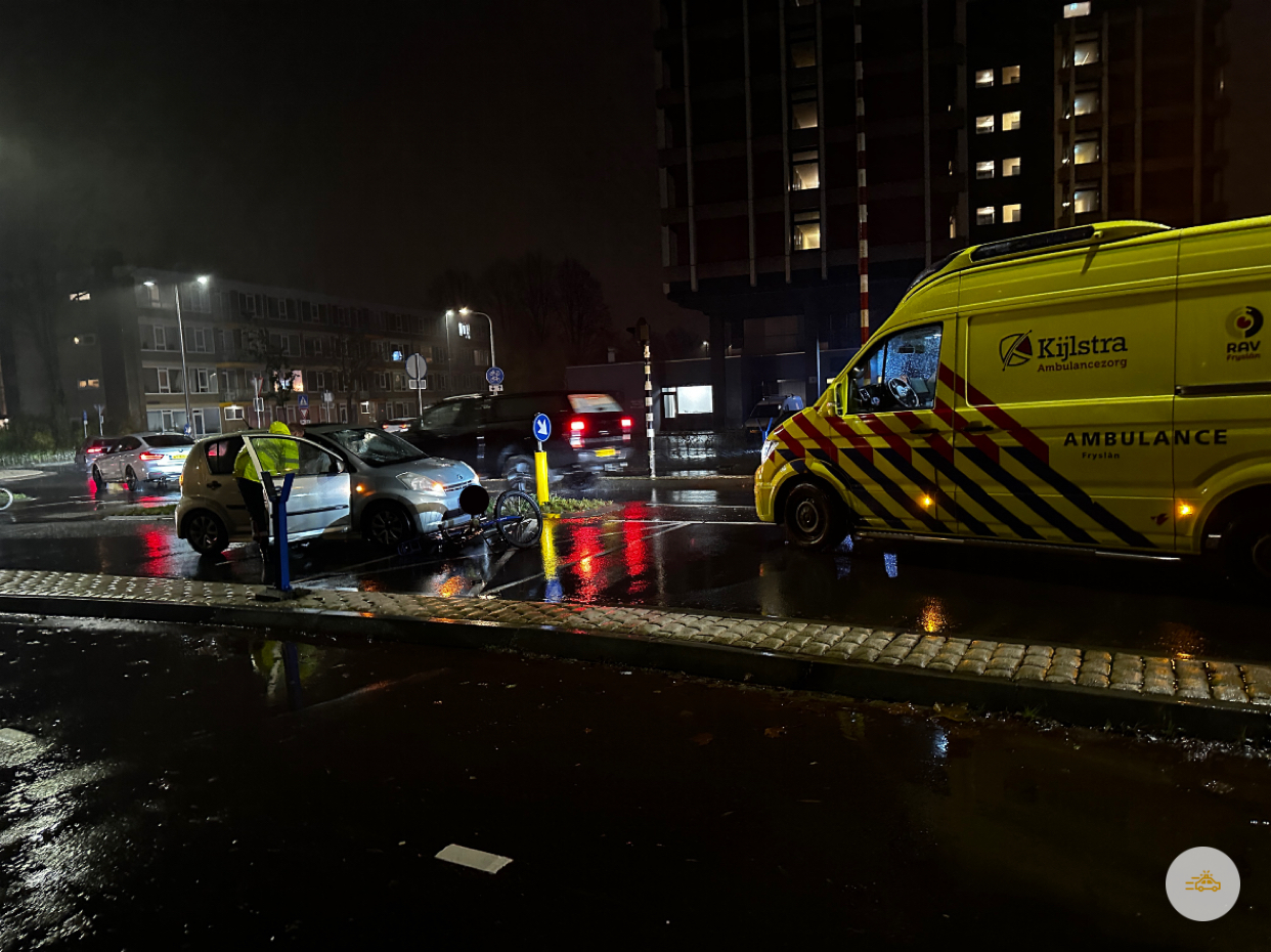Fietser word geschept op oversteekplaats