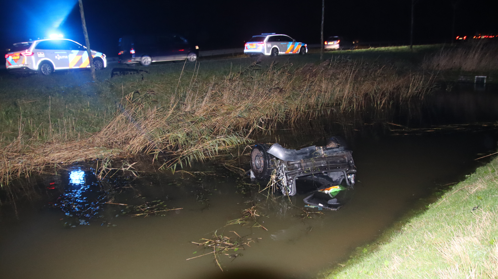 Auto rijdt rechtdoor de sloot in