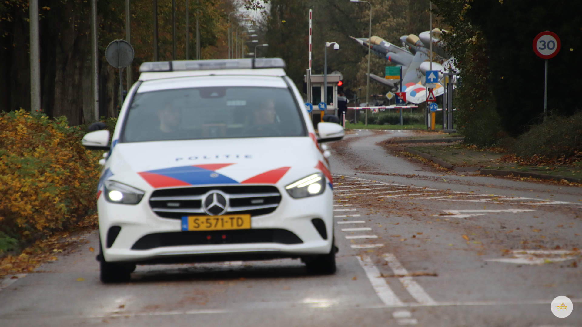 Minderjarige gooit pakketje over de muur van de Marwei