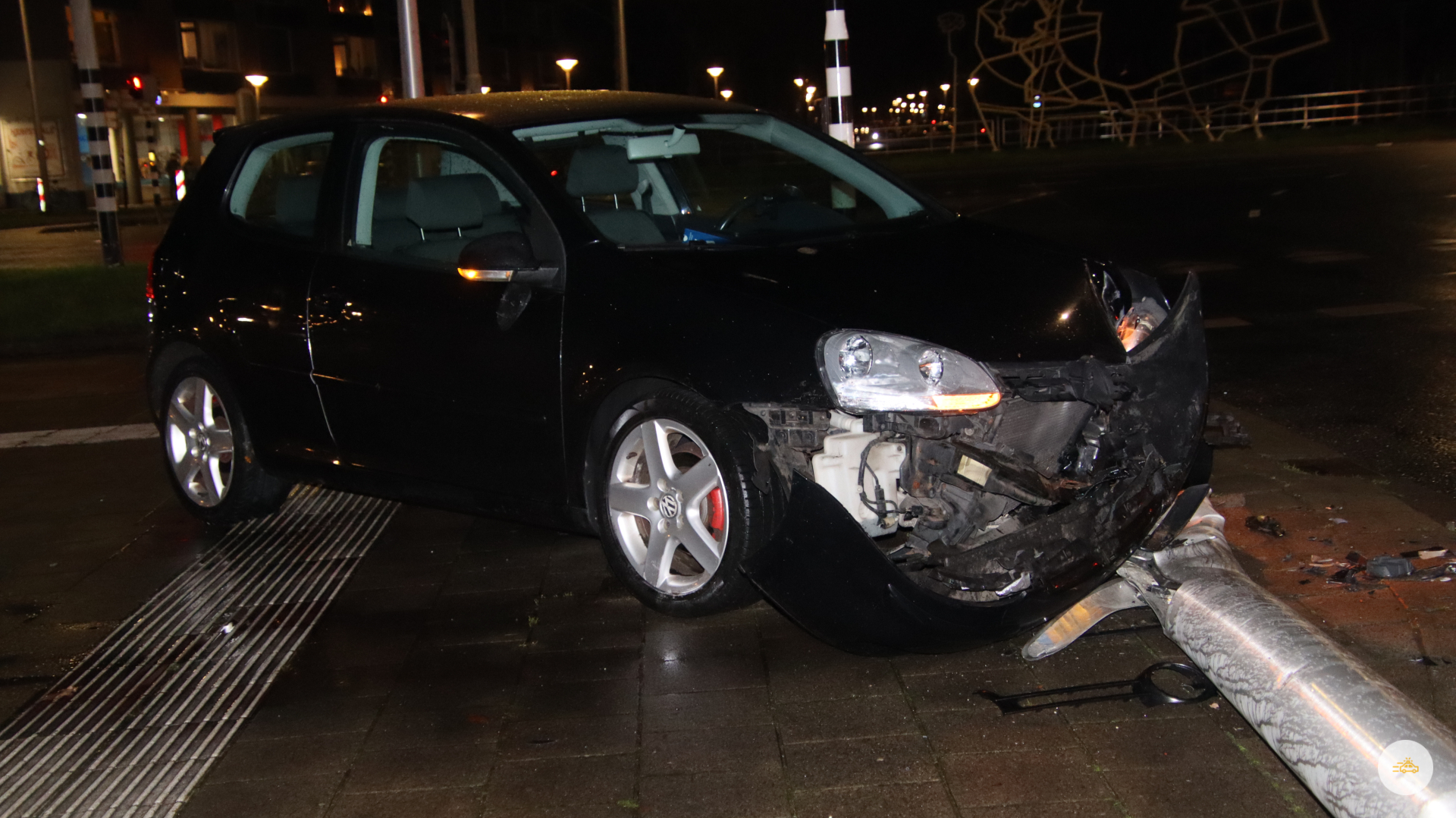 Automobilist rijd lantaarnpaal uit de grond