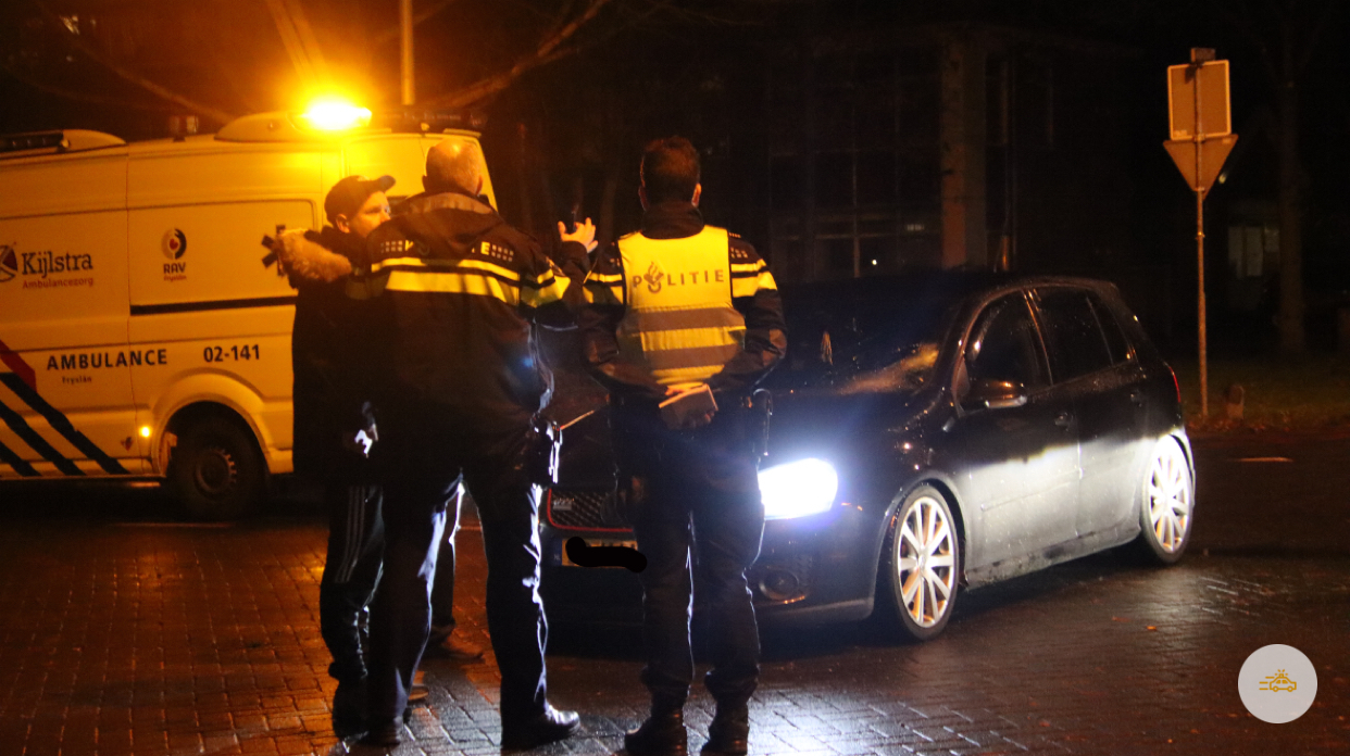 Automobilist rijd fietsster aan op kruising