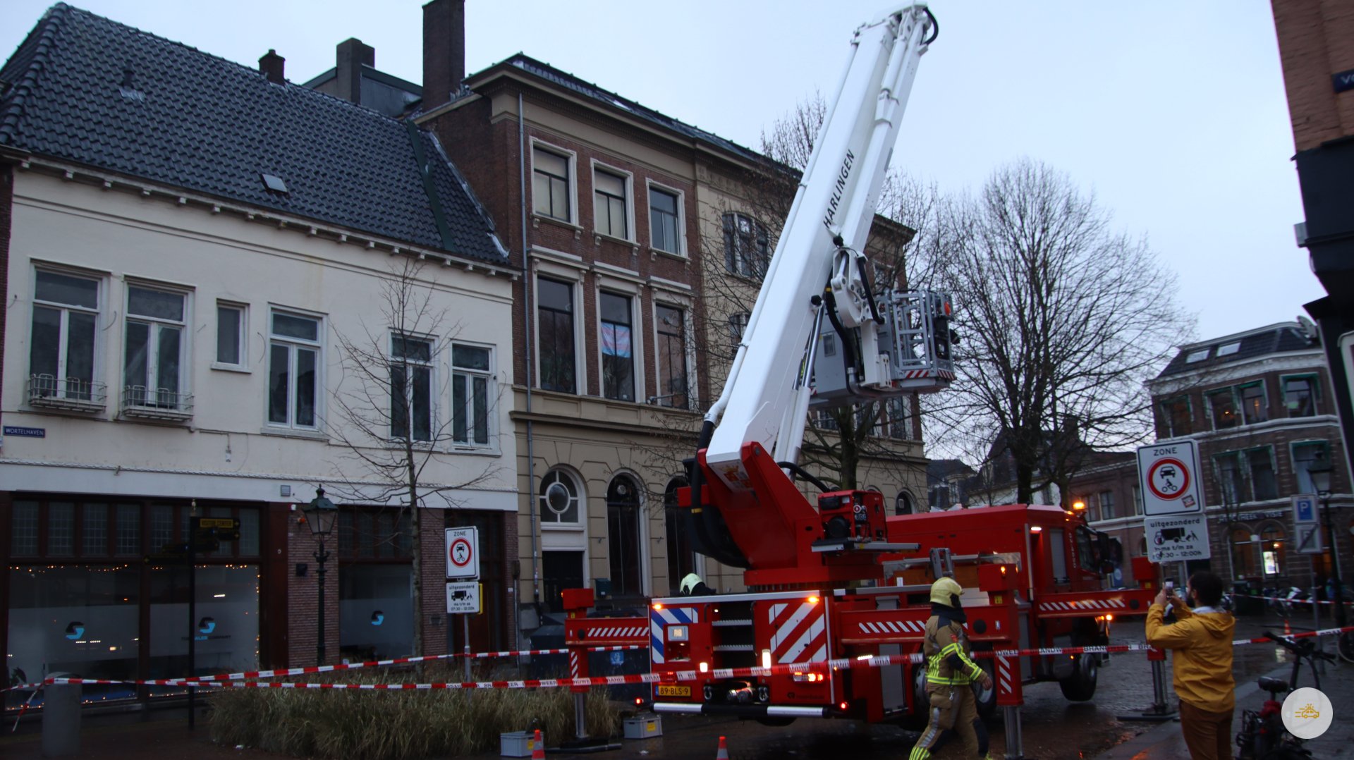 boeideel waait los en zorgt voor gevaarlijke situatie
