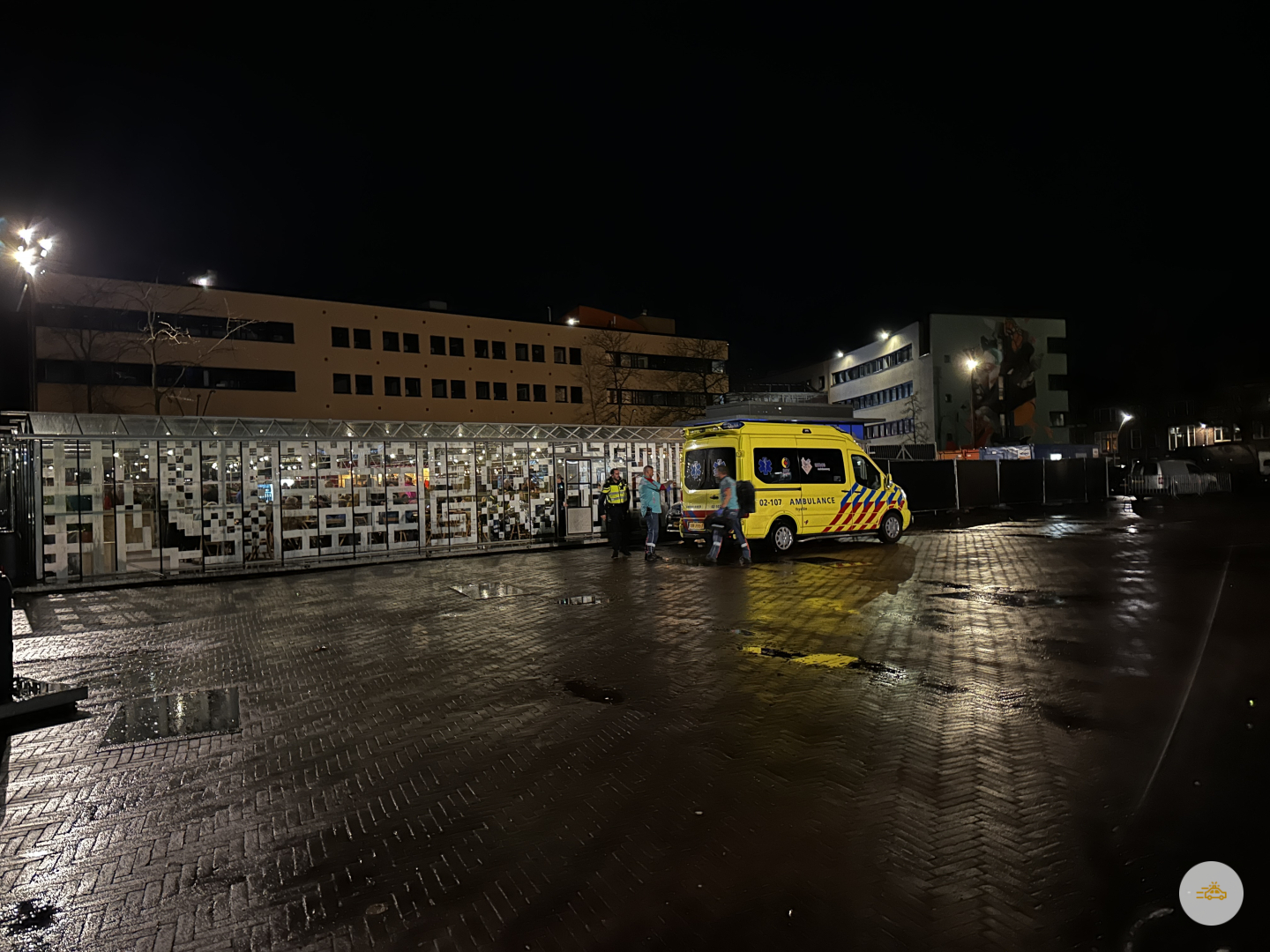 Demonstrant raakt onwel op het plein voor de Oldehove