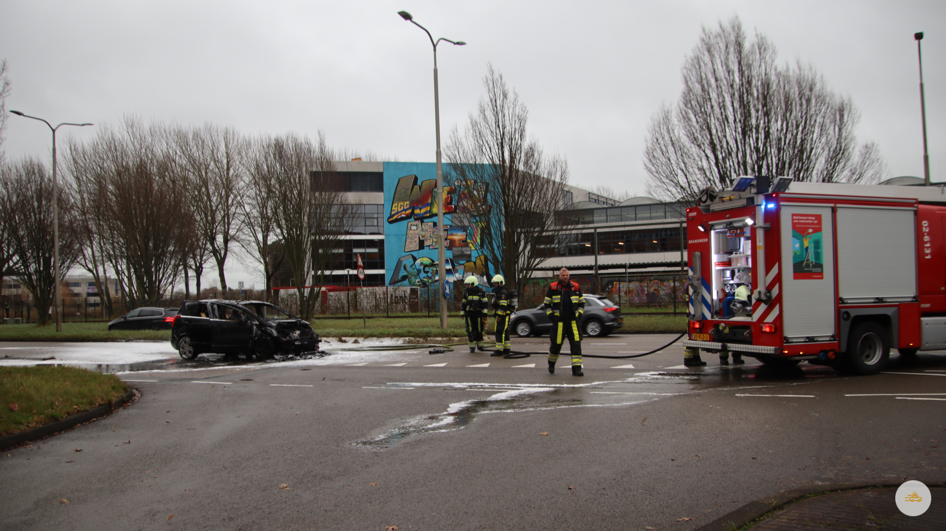 Auto vliegt al rijdend in brand