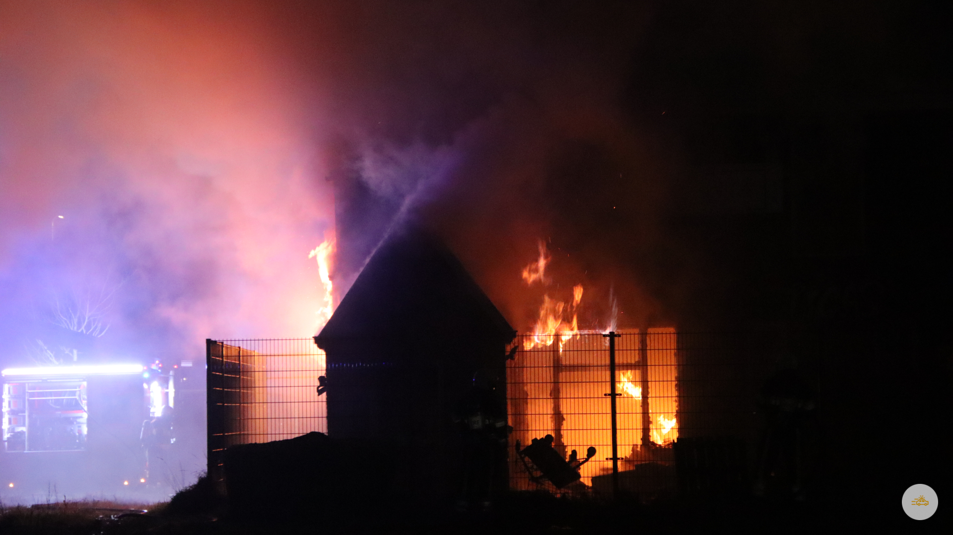 Slooppand in brand gestoken