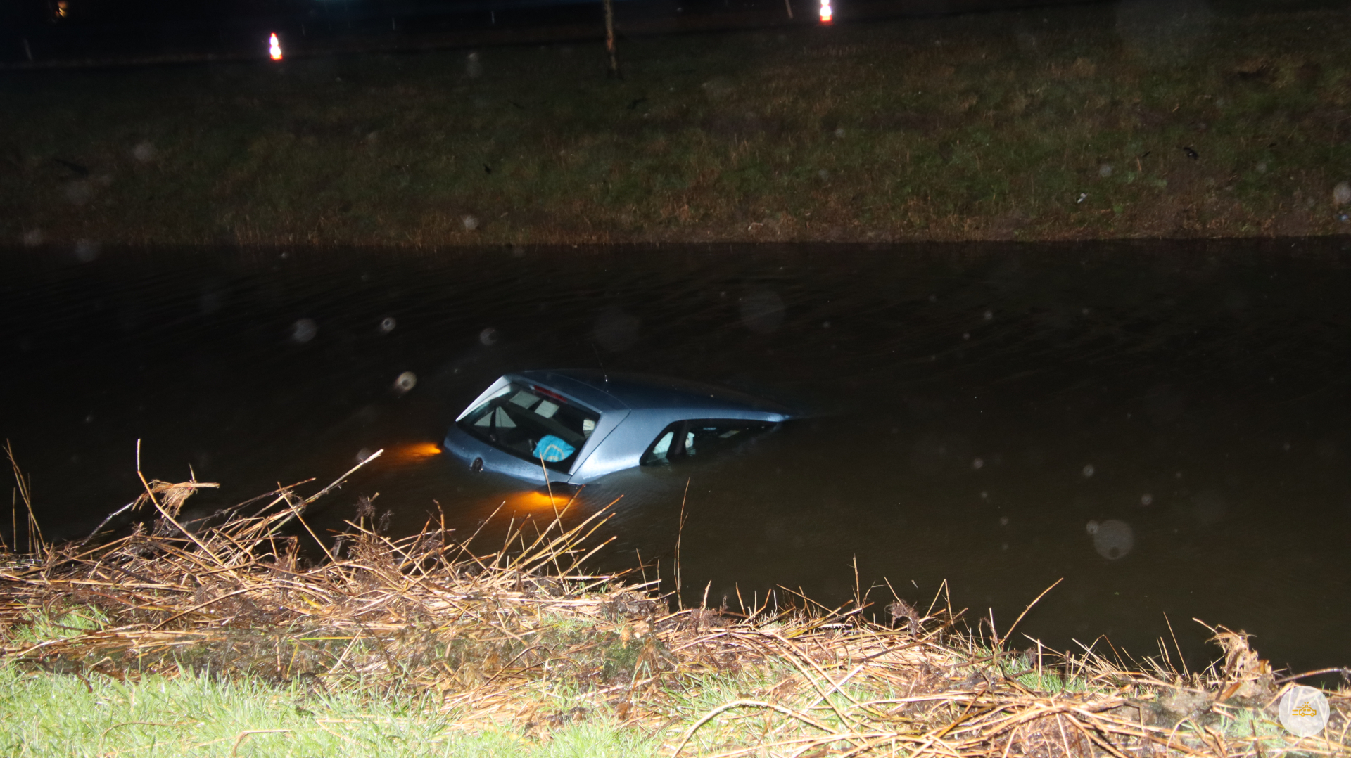 Automobilist rijd de sloot in
