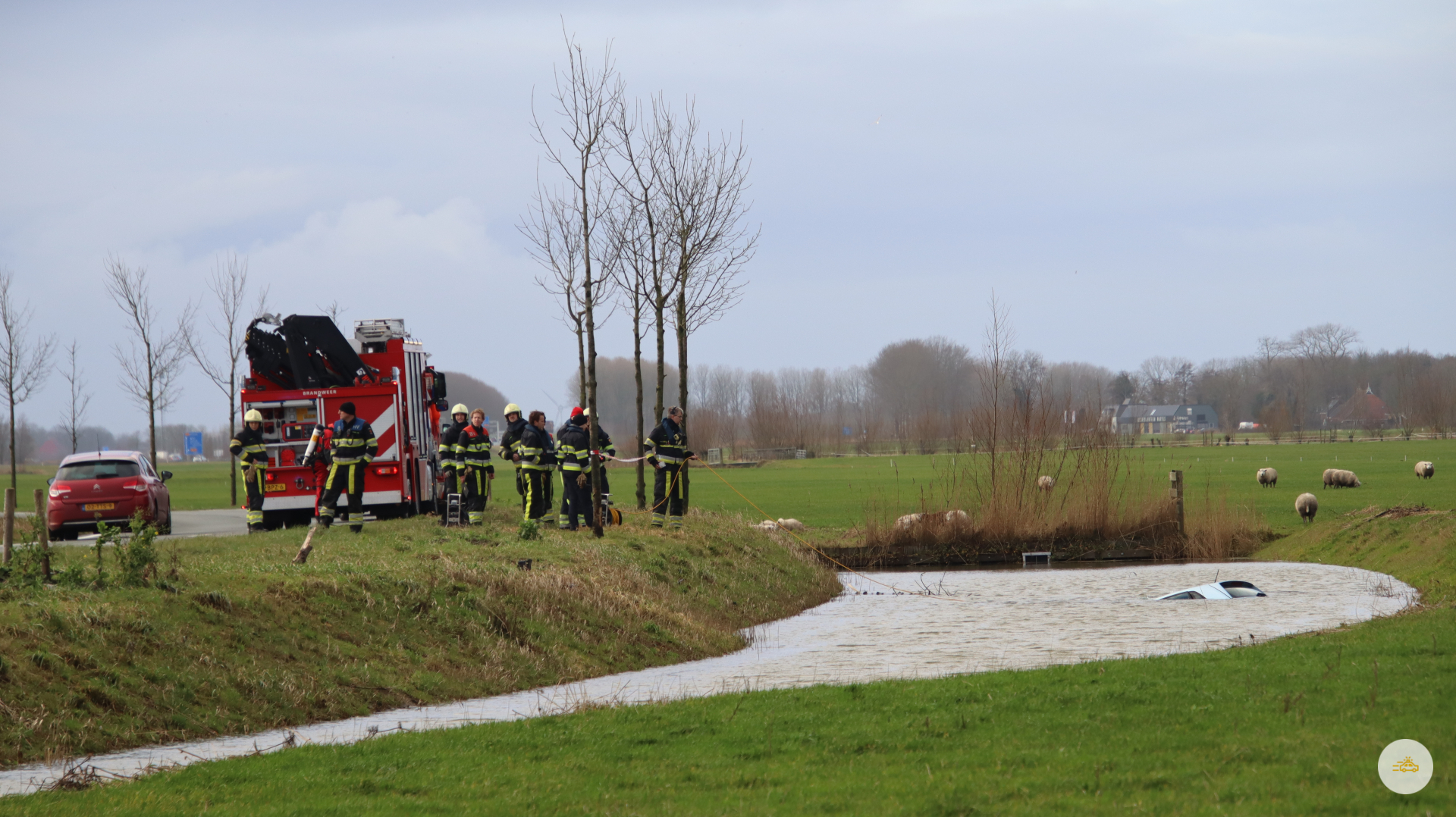 Hulpdiensten ingezet voor auto te water