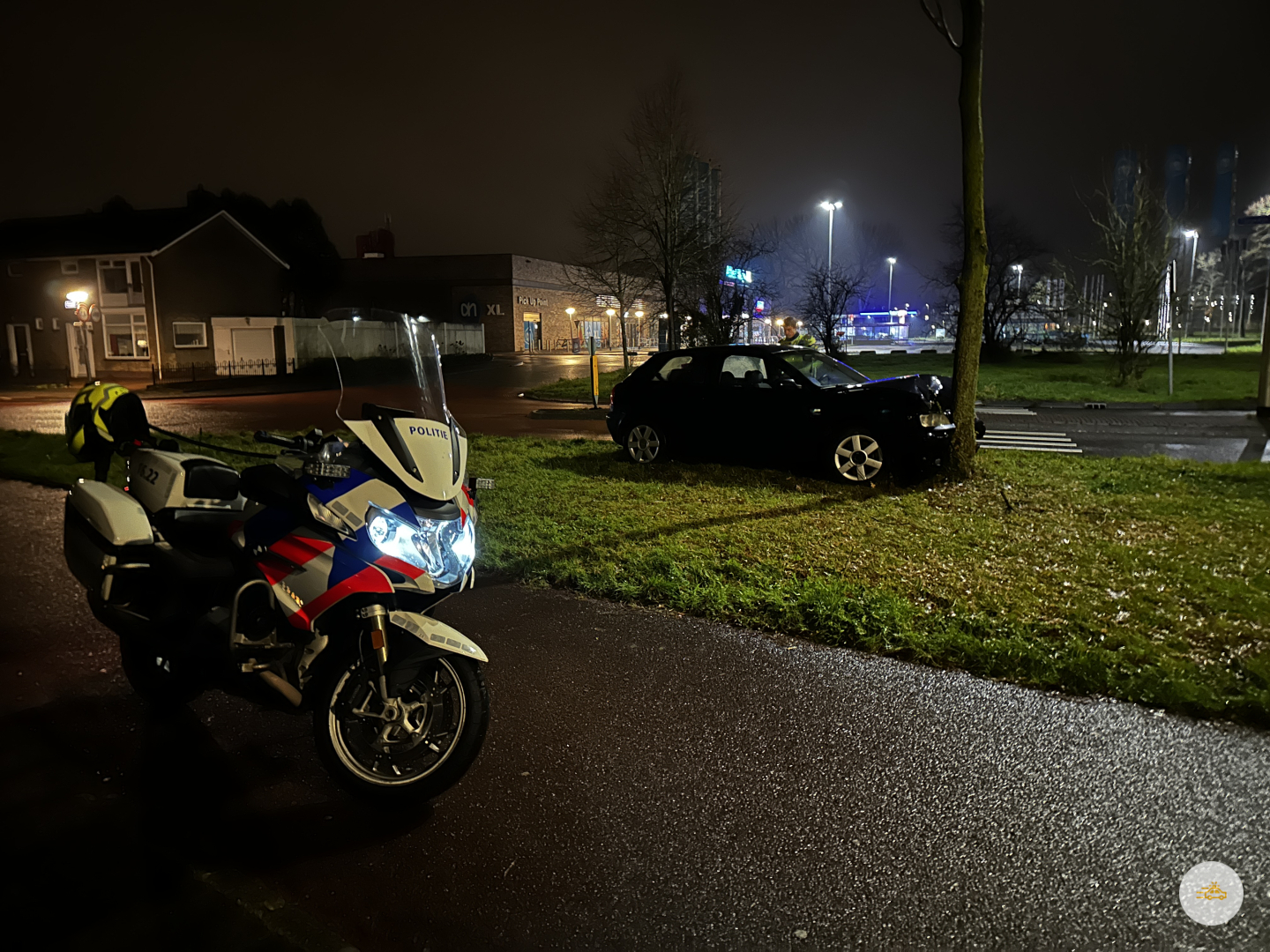 Auto komt tot stilstand tegen boom