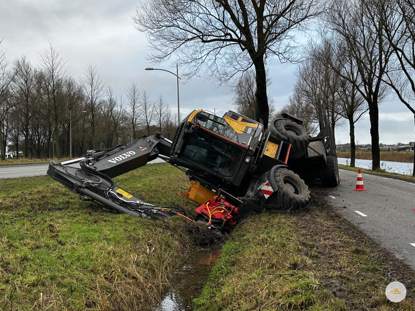 Graafmachine gekanteld