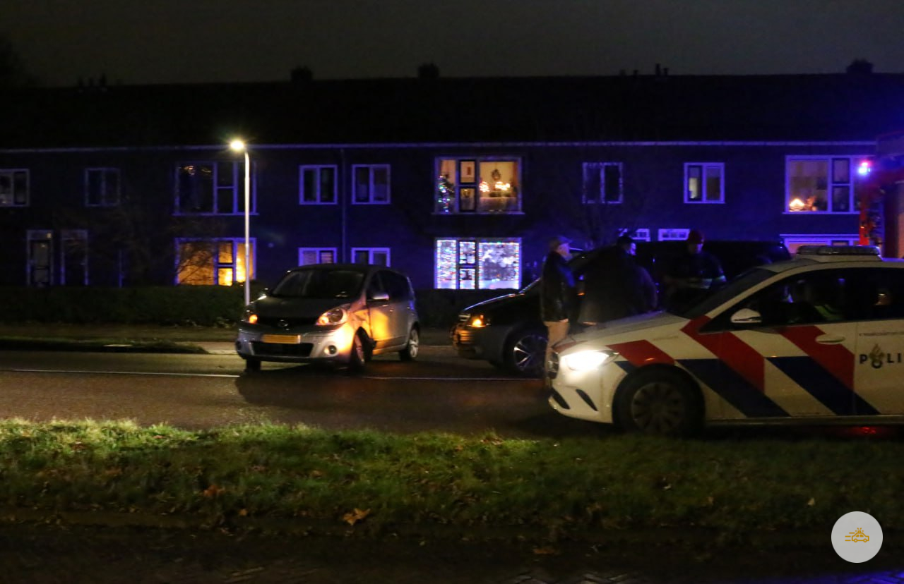 Brandweerlieden zetten weg af vanwege een ongeval