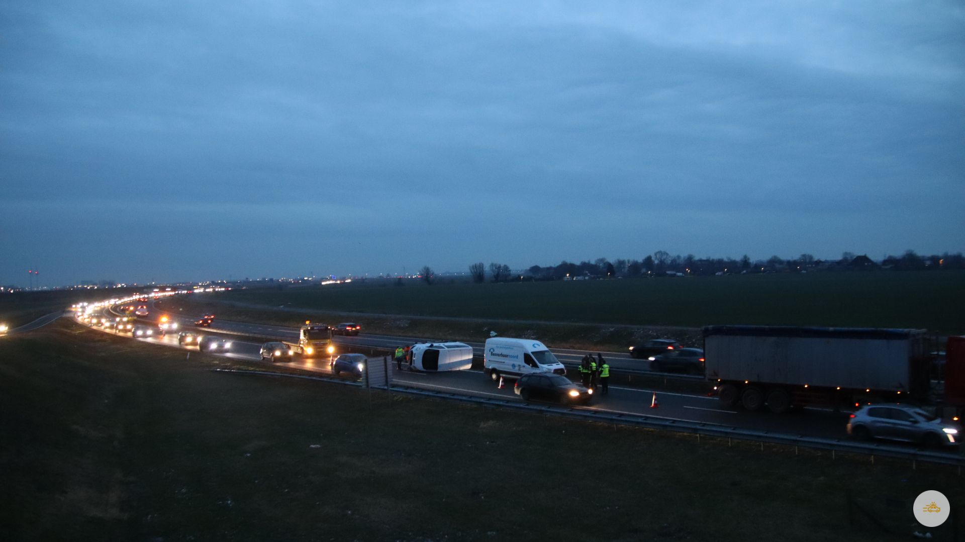 Aanhanger met bestelbus kantelt op snelweg