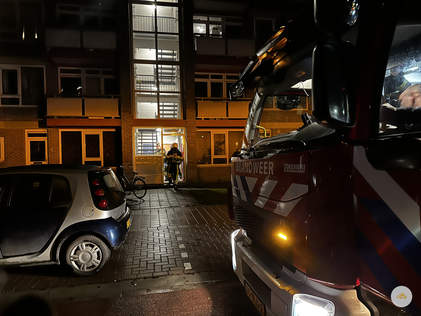 Brandweer doet samen met politie onderzoek in flat