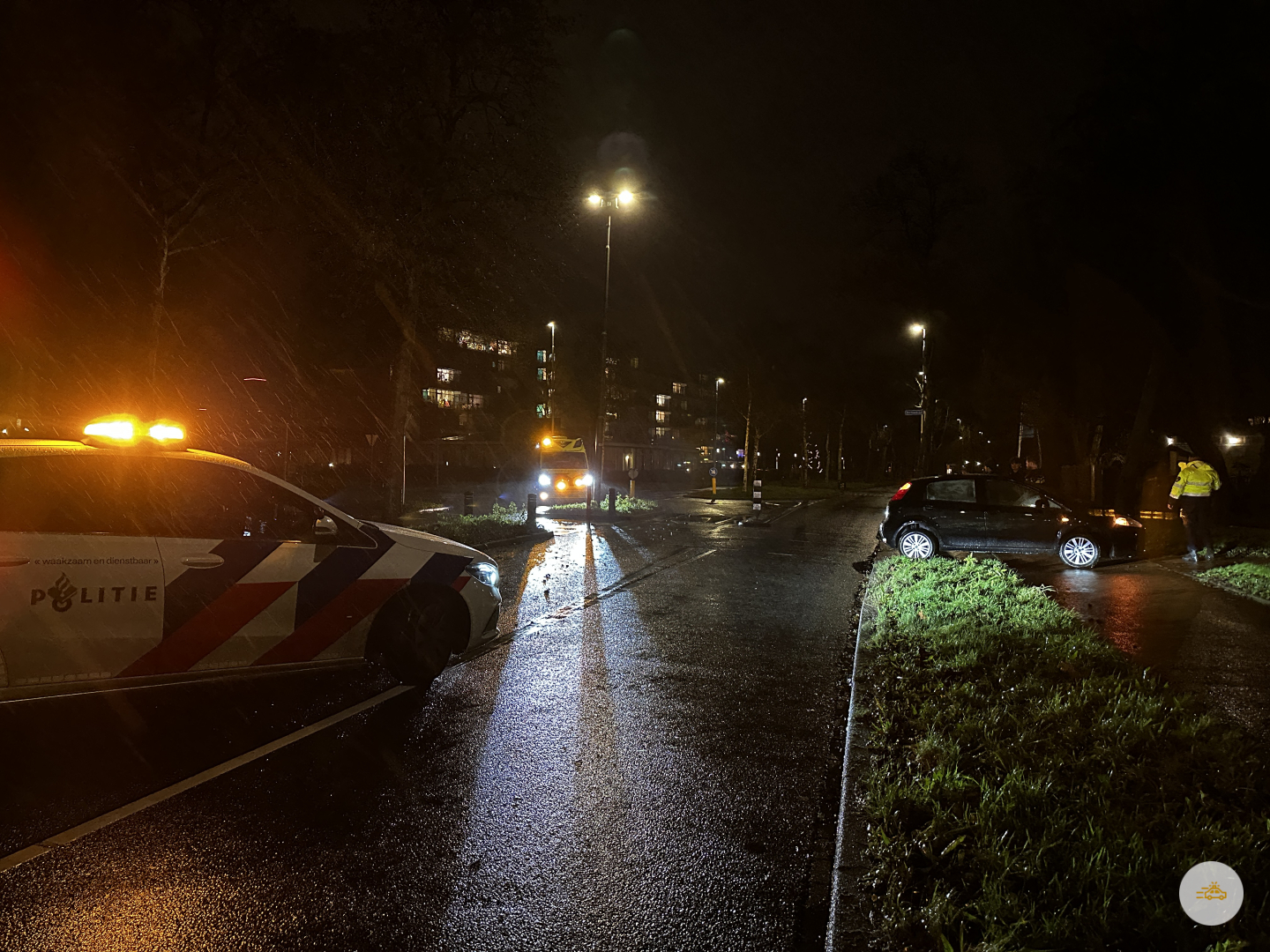 Automobilist rijd zijn voertuig kapot in bussluis