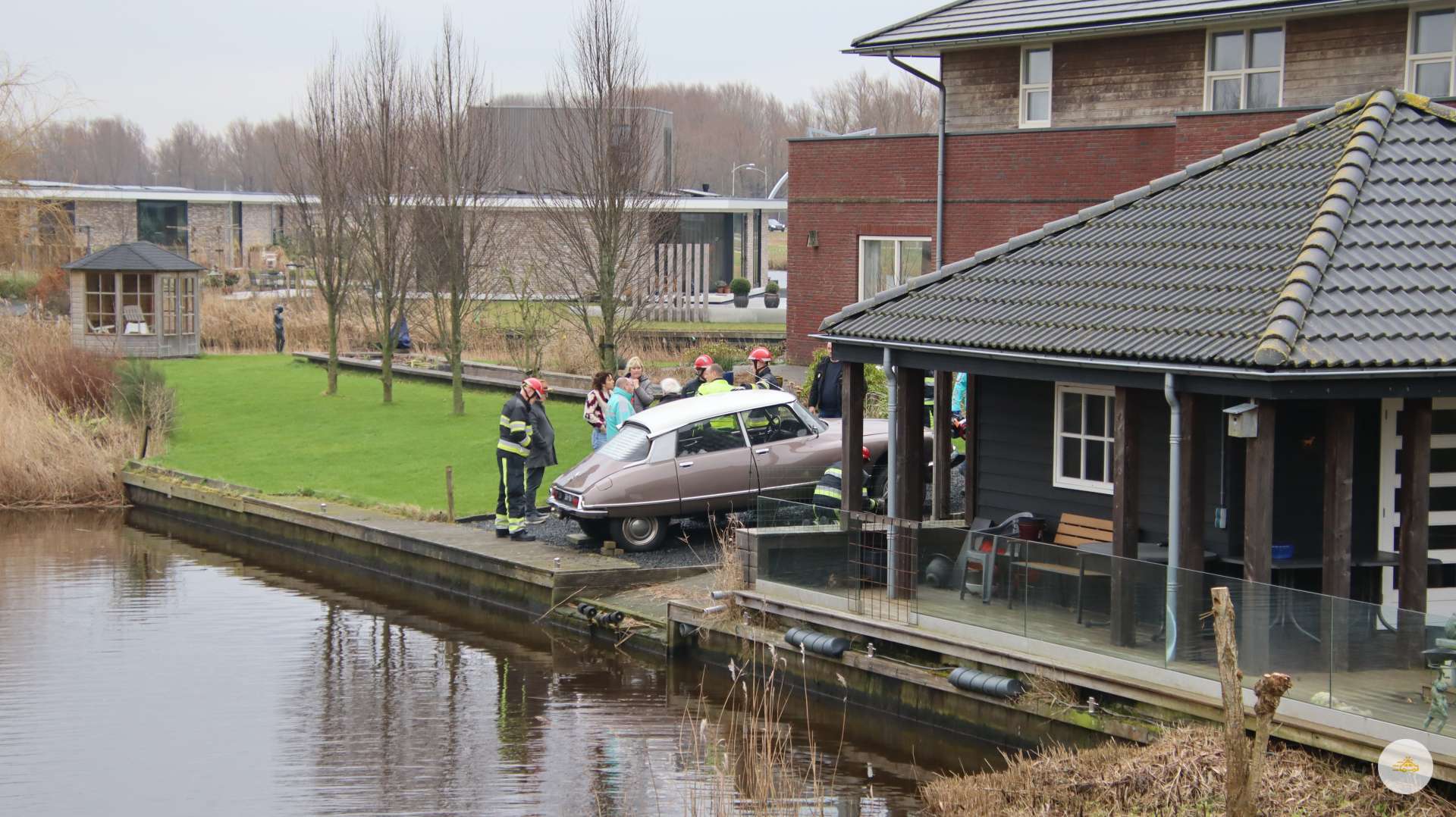 Auto rolt bijna het water in