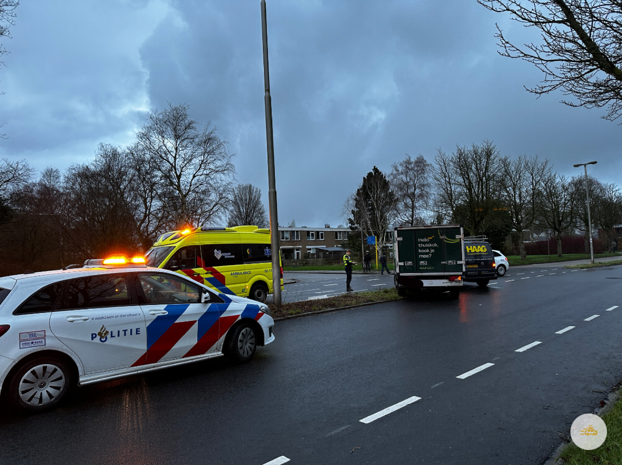Twee bedrijfsbusjes botsen op kruising